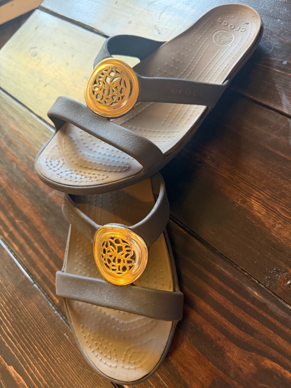 Crocs Brown Women's Sanrah Circle Slide Sandals